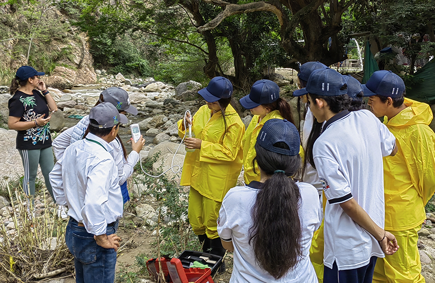 La CDMB realizó con éxito piloto de monitoreo participativo en el río Manco