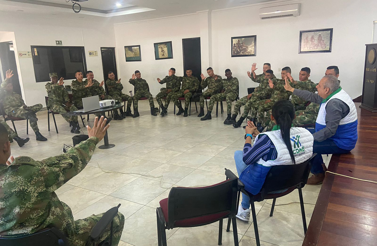 Con apoyo de la CDMB, militares se preparan para servir a la patria como guardianes ambientales