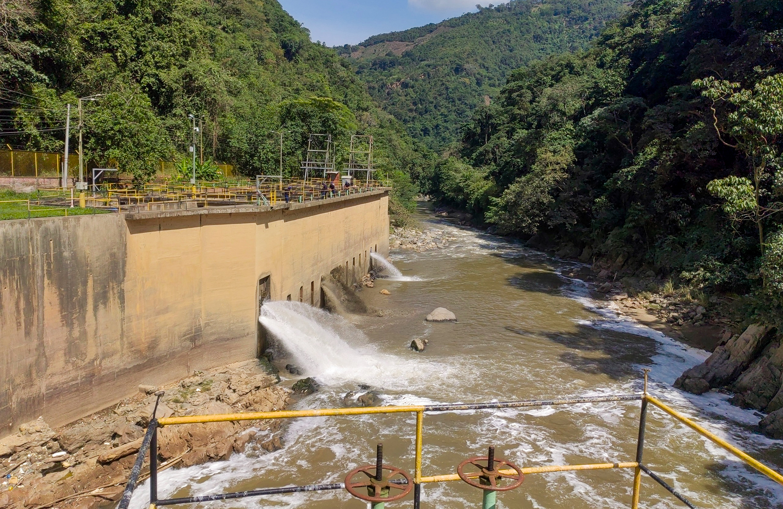 La CDMB hace control al desembalse de la represa ESSA en el río Lebrija